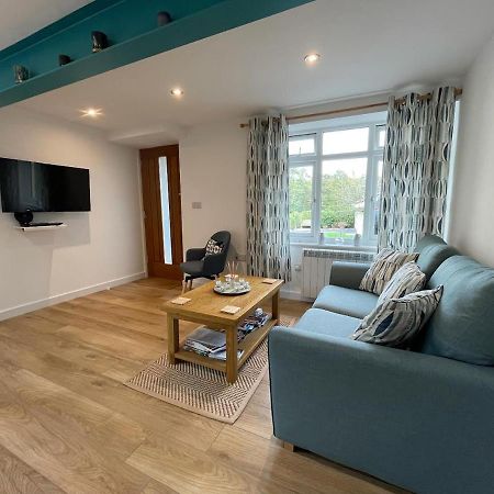 Lovely Ground Floor Apartment In Quiet Village Exeter Esterno foto