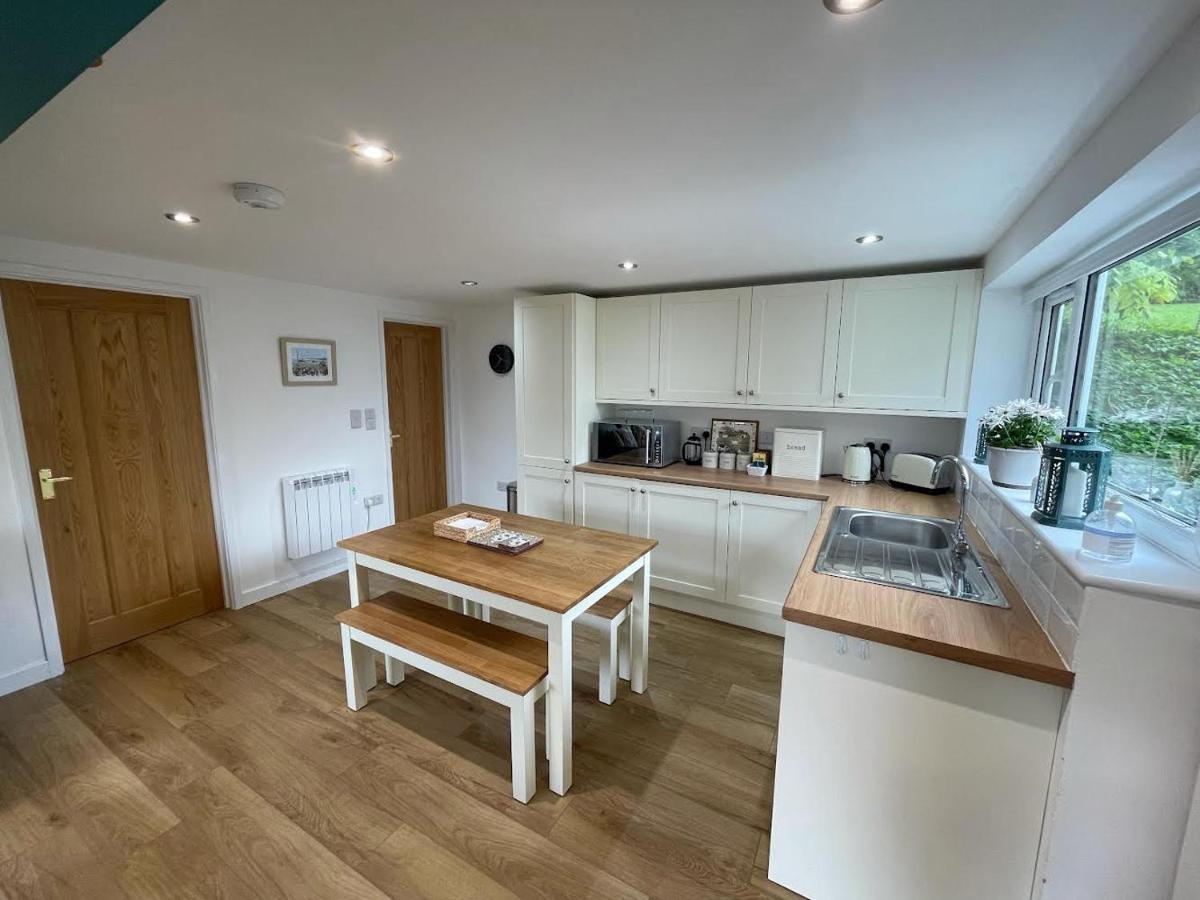 Lovely Ground Floor Apartment In Quiet Village Exeter Esterno foto