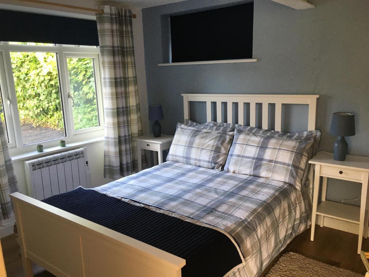 Lovely Ground Floor Apartment In Quiet Village Exeter Esterno foto