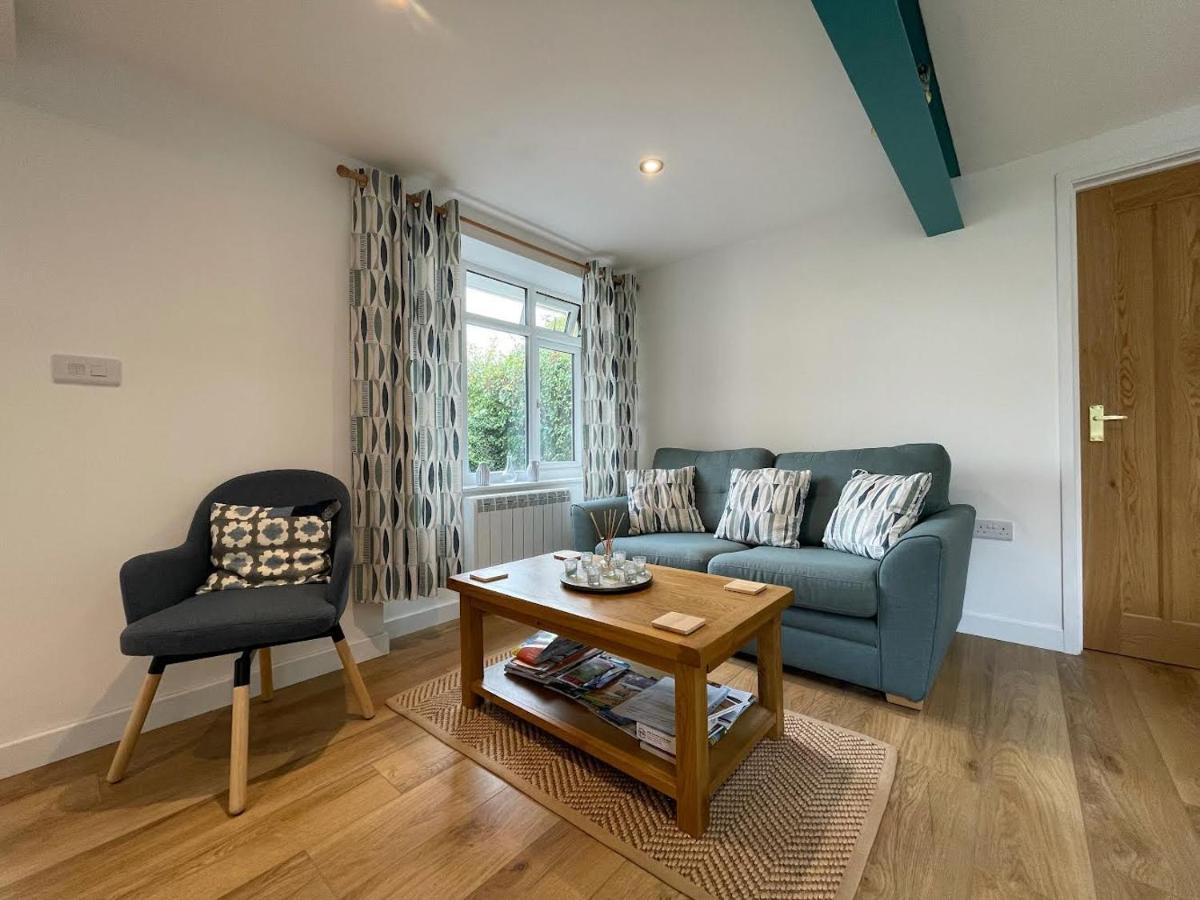 Lovely Ground Floor Apartment In Quiet Village Exeter Esterno foto